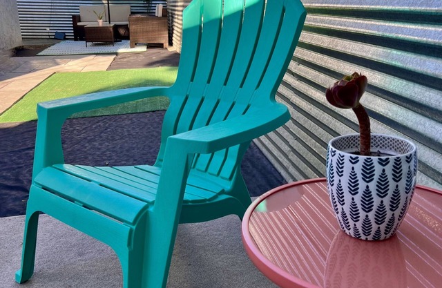 Hidden Cozy bungalow close to DT, beaches, & base/pet-friendly/