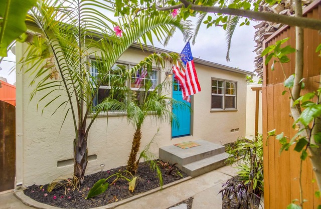 HIDDEN GEM 2-1/2 BLOCKS TO THE BEACH