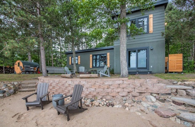 Hidden Pines - Sauna + Beach - Just 5 Mins From Town!