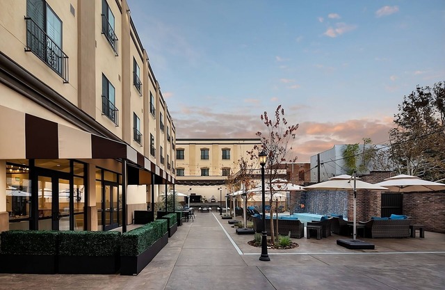 Hideaway in Modern, Luxurious Suite with Gym, Terrace and Outdoor Fireplace!