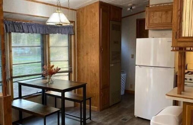 Hideaway! less than a mile to the acres