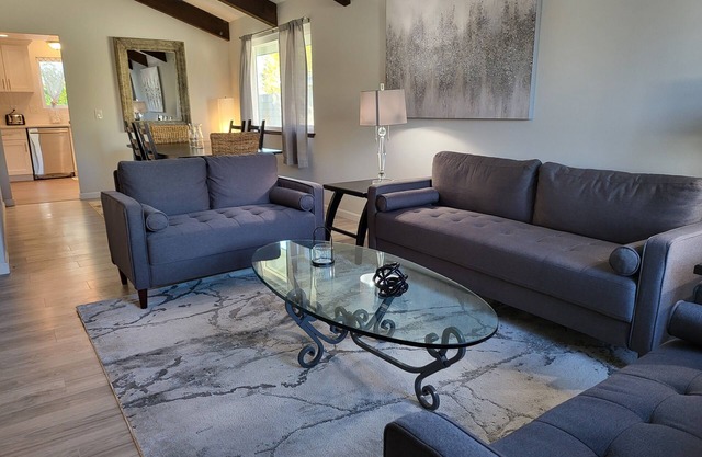 High Desert Dream 3bd/3bth, sleeps 8, fast Wi-Fi, smart TVs in all bedrooms