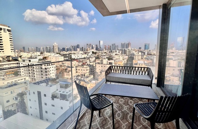 High End & City View by FeelHome