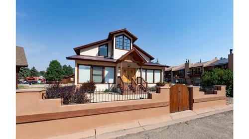 High Expectations - In Town - New Property! - Fireplace - Adjustable Bed - Fenced Yard