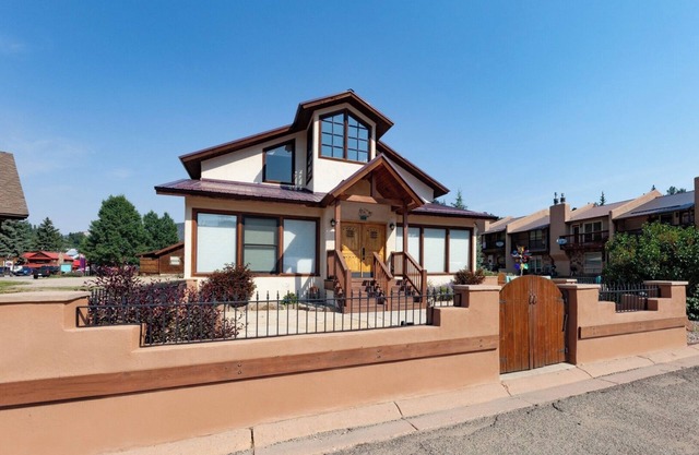 High Expectations - In Town - New Property! - Fireplace - Adjustable Bed - Fence