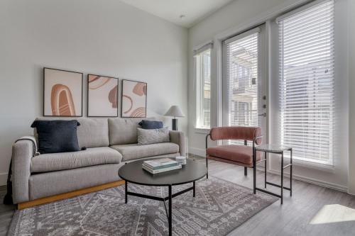 Highlands 2BR w Pool WD Gym vibrant area ATX-198