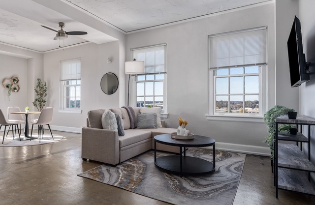 Highrise DT Views l Gym+Theatre+Parking!