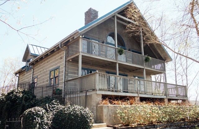 Hilltop Cabin on Center Hill Lake