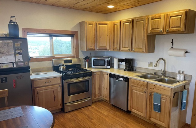 Hilltop Cabin with Sunning Views on 11 Acres