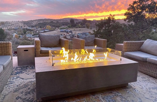 Hilltop Hacienda-Luxe Designer Hilltop Hacienda with Amazing Views and Spa!