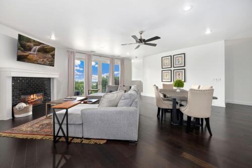 Hilltop Haven-5 Min to DT & UofA-Modern