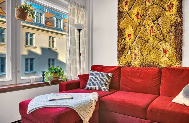Hip & Vibrant w/Balcony, Netflix, 200m tram/bus