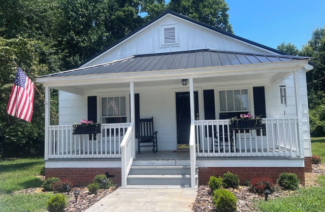 Historic Carriage House Minutes from Downtown Davidson