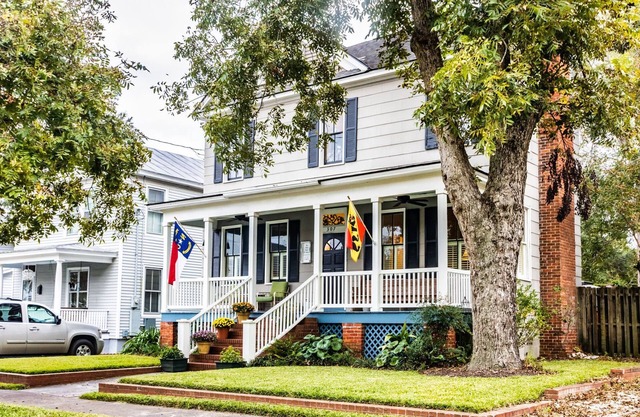 Historic Heath House steps from the Neuse River