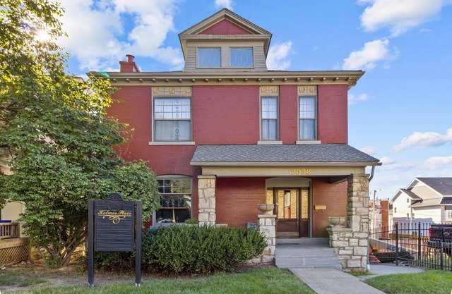 Historic Holmes Place + Min from Downtown