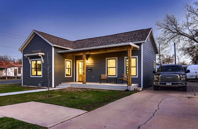 Historic Remodeled Bungalow-Walk to Everything GT