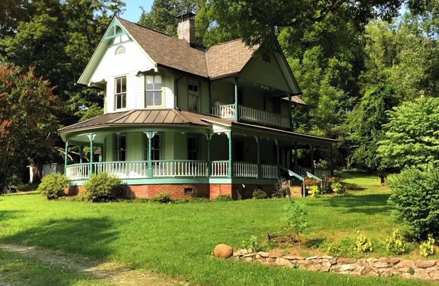 Historic Victorian Farmhouse near Great Smoky Mtns Nat Park