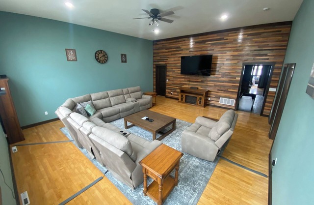 Historically Renovated, Spacious, 5-bdrm, 4-bath, 10-Bed, Game Room, Jetted Tub
