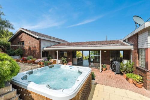 Hobart panoramic view with Spas