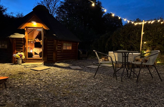 Hobbit Haven Hot Tub and Countryside Bliss