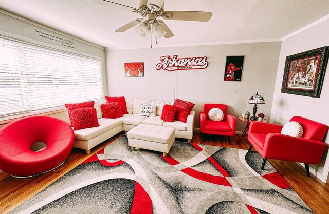 Hog House! Sleeps 11!