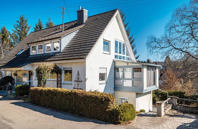 Holiday Apartment 'Rosen-Ferienwohnung' with Private Terrace, Shared Garden and Wi-Fi