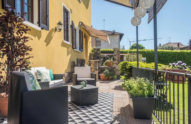 Holiday Apartment Tina’s Yellow Home with Mountain View, Wi-Fi, Terrace & Garden