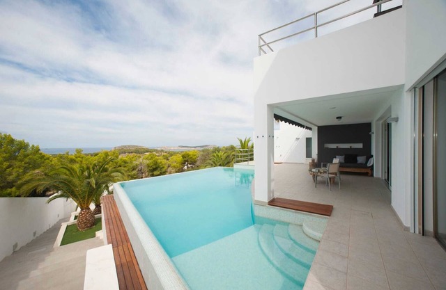 Holiday Home "Casa Rosas des Vents" with Private Pool & Wi-Fi