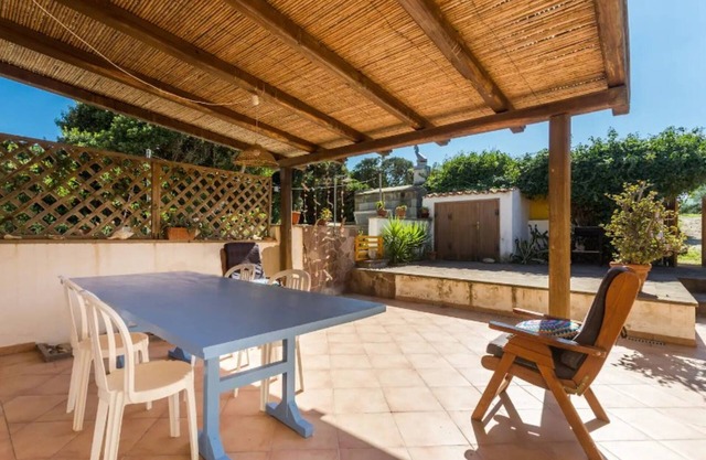 Holiday Home 'Fiori Sa Marigosa' with Sea View, Shared Terrace and Wi-Fi