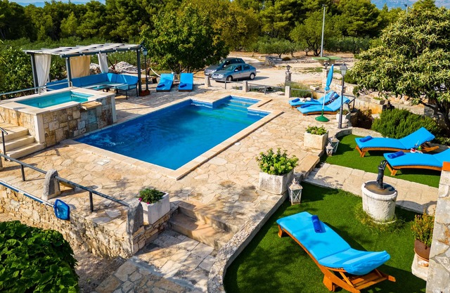 Holiday home for 7 guests, with a pool, golf, countryside by the sea