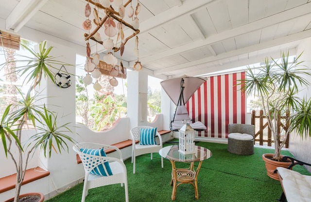 Holiday Home 'La Del Mare' with Private Garden, Wi-Fi and Air Conditioning