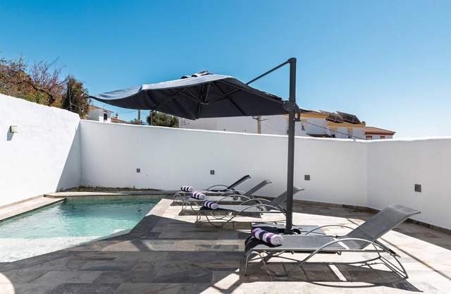 Holiday Home 'La Fuente' with Private Pool, Wi-Fi and Air Conditioning