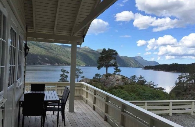 Holiday home with view on the water