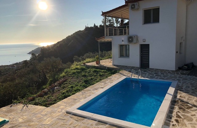 Holiday house for up to 6 people with fantastic sea views