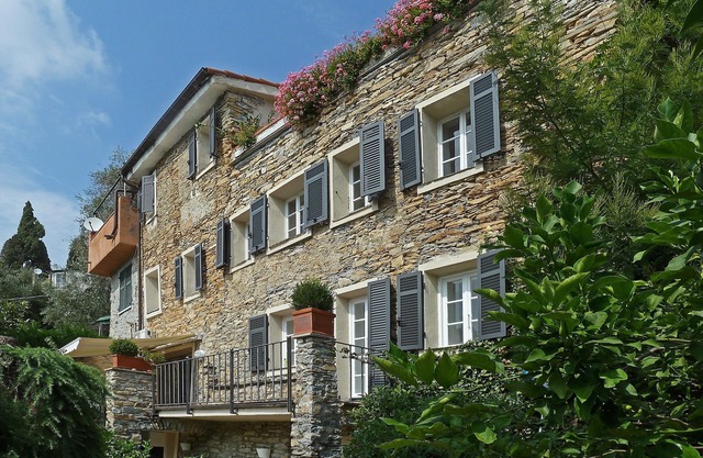 Holiday house in a quiet location, sea view, pool, garden terrace, roof terrace