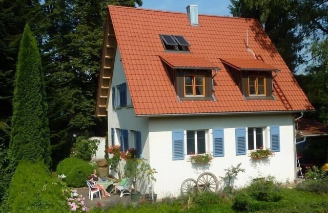 Holiday house with a tiled fireplace stove and free use of bicycles and a little boat, with a garden