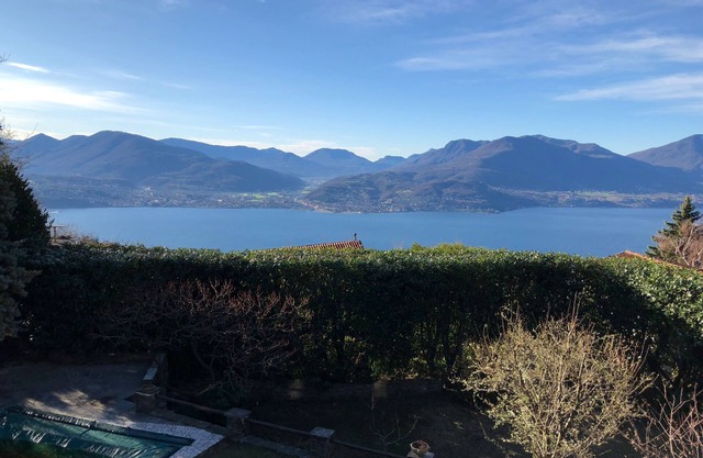 Holiday house with a wonderful lake view, pool and large garden, family friendly