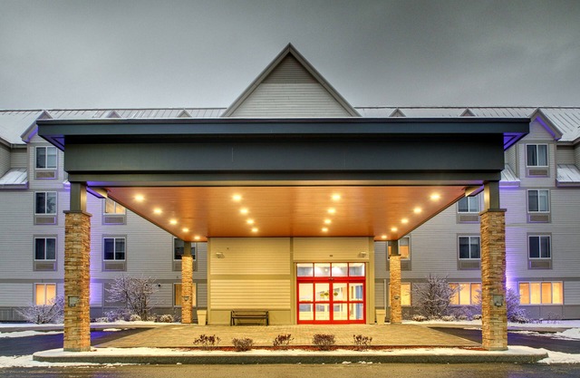 Holiday Inn Express & Suites Lincoln East - White Mountains by IHG