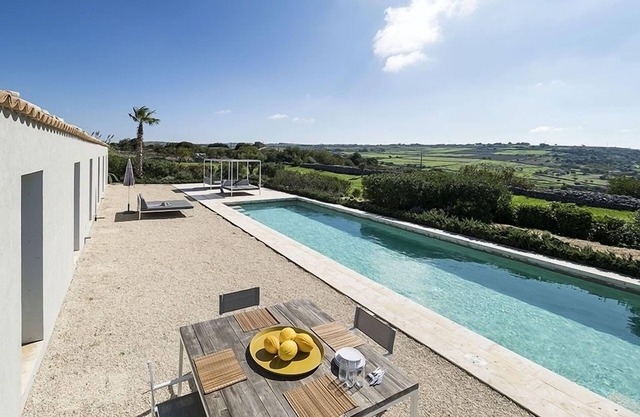 holiday vacation villa rental italy, sicily, ragusa, pool, wi-fi, short term long term villa italian sicilian villa to r