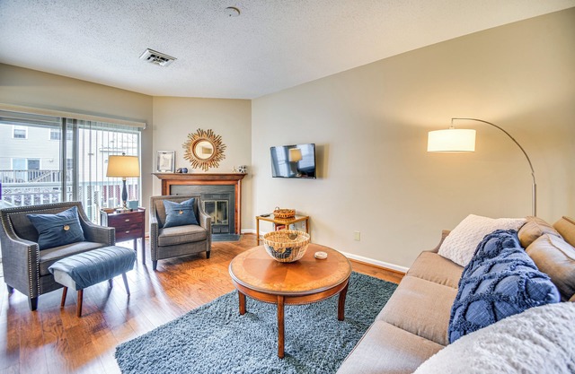 Home 5 Mi to Colonial Pkwy, 11 Mi to Busch Gardens