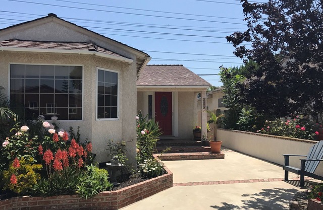 Home in friendly neighborhood near Disneyland and Beaches
