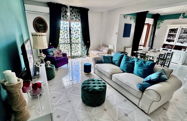 Home of the Sun & Colors, Wi-Fi, AC, Smart TV, 10 min from Syracusa