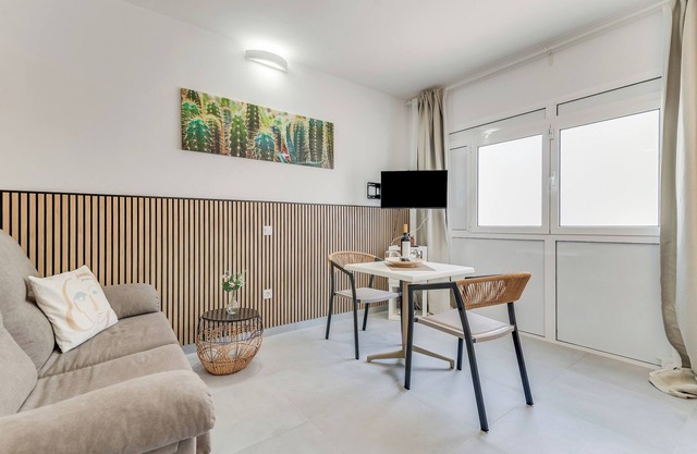 Home2Book Modern Studio & Roof Access