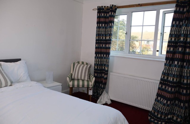 Homely 3-bedroom House close to shops and also close to the town center