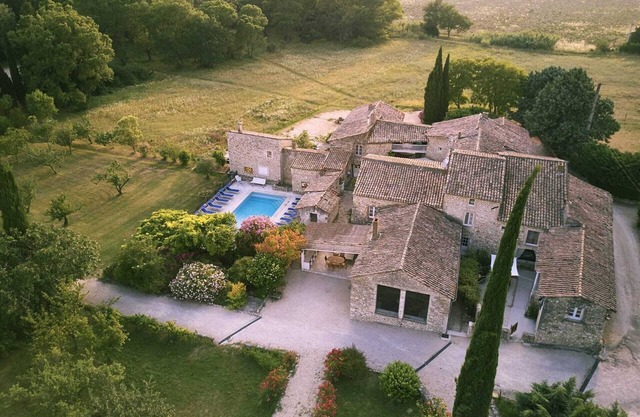 Homerez - Nice house for 2 ppl. with shared pool, garden and terrace at Valaurie