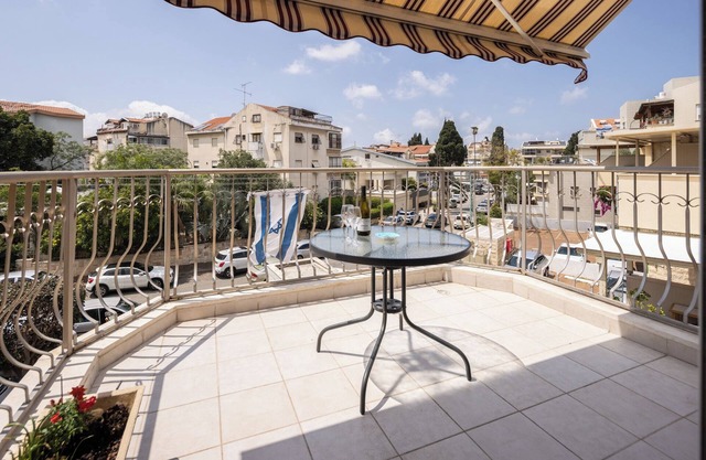 Homey Kiryat Haim Apt by Sea N Rent