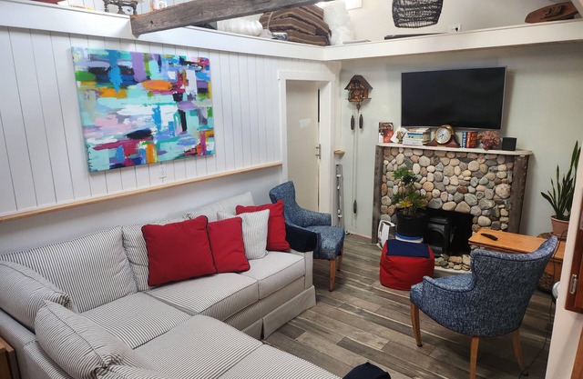 Honeymoon cottage in charming Mystic/Stonington with WiFi, AC