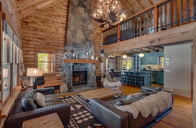 Hooga House on the West Shore - Stunning Log Cabin w Private Hot Tub - Pet Friendly!