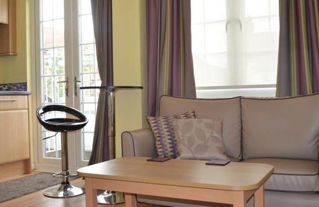 Horizon Hotel Apartments - Close to Beach, Train Station & Southend Airport