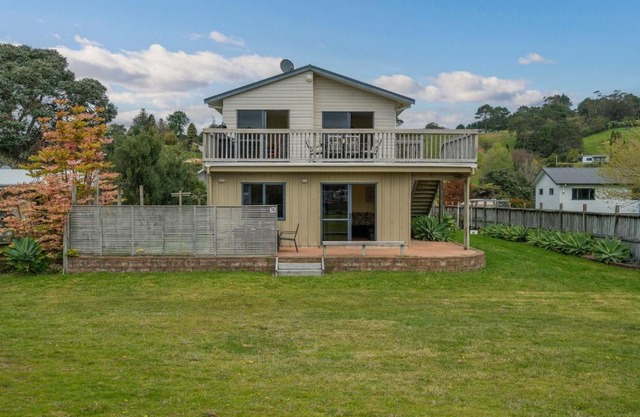 Hosts on the Coast Laze Away on Cook